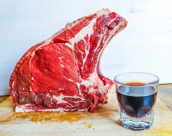 骨に牛のステーキ よく成熟 あなたのバーベキューや昼食の準備ができて フィレンツェのステーキ 良い本物の赤ワインのガラスと — ストック写真