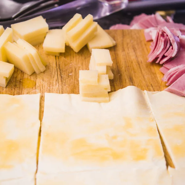 Preparación Aperitivos Salados Caseros Con Hojaldre Mortadela Queso Huevo Cocidos — Foto de Stock