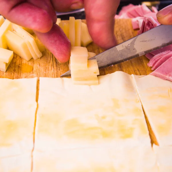 Προετοιμασία Σπιτικών Αλμυρών Σνακ Σφολιάτα Μορταδέλα Τυρί Και Αυγό Μαγειρεμένα — Φωτογραφία Αρχείου