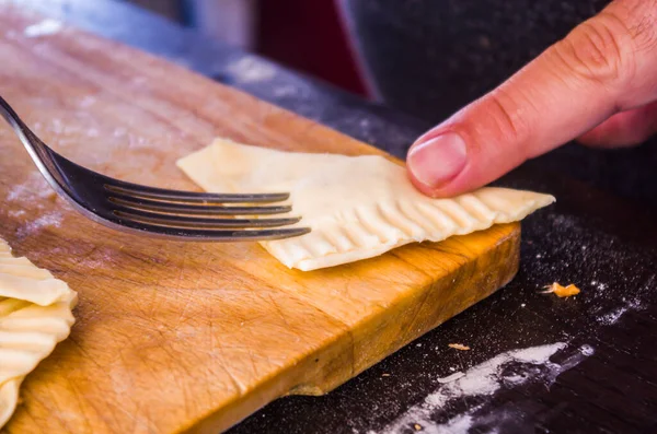 Hamur tatlısı, mortadella, peynir ve yumurta ile fırında pişirilmiş ev yapımı lezzetli atıştırmalıklar.