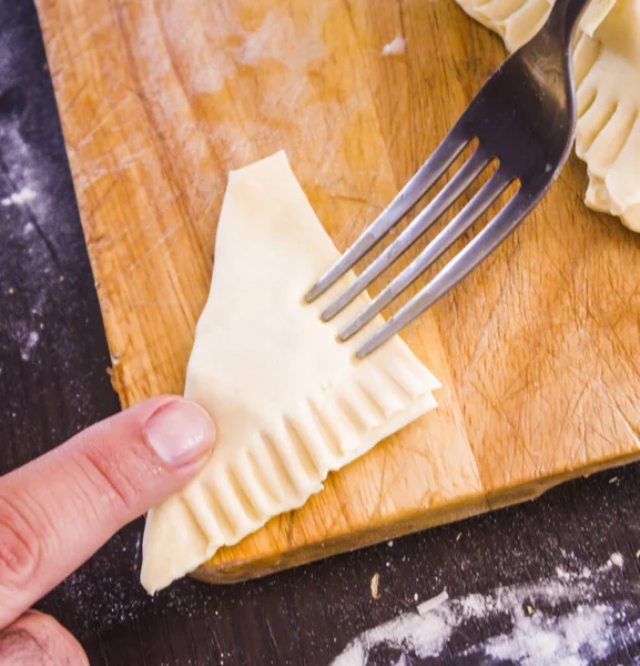 Hamur tatlısı, mortadella, peynir ve yumurta ile fırında pişirilmiş ev yapımı lezzetli atıştırmalıklar.