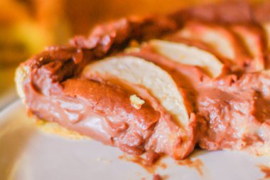 Mükemmel ve lezzetli ev yapımı pasta. Bir taban kısa pasta ve bir tabaka acı çikolata, tatlandırıcı ve armut.