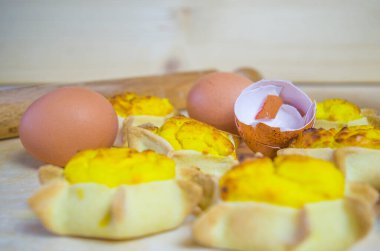 Taze yumurta, kısa hamur tatlısı, ricotta ve kremadan yapılmış yıldız şeklinde kekler.