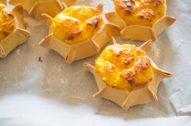Taze yumurta ve ricotta ile hazırlanmış kremalı yıldız şeklinde tatlılar.