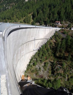 Dağ gölünde beton baraj