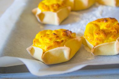 Taze yumurta ve ricotta ile hazırlanmış kremalı yıldız şeklinde tatlılar.