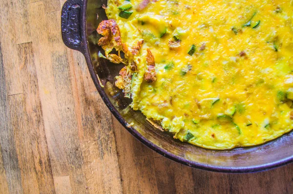 Stekpanna Med Omelett Gjord Ägg Zucchini Ost Olja Salt Peppar — Stockfoto