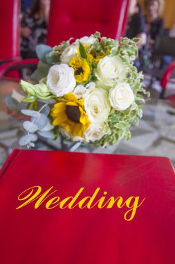 En güzel günlerinde yeni evlilerin isimlerini yazmak için bir düğün kitabı.