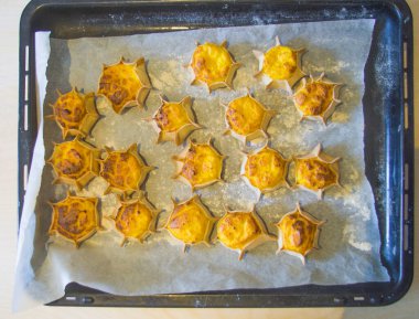 Taze yumurta ve ricotta ile hazırlanmış kremalı yıldız şeklinde tatlılar.