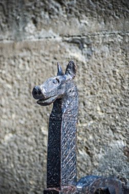 Atlar için antik metal halka ya da tarihi şehrin taş duvarlarındaki antik tokmak.