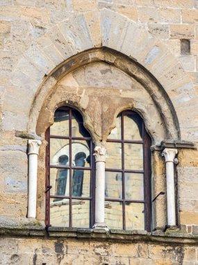 Avrupa 'nın ortaçağ tarihi binalarının ahşap ve cam kapıları, şehrin tarihi ve kültürü