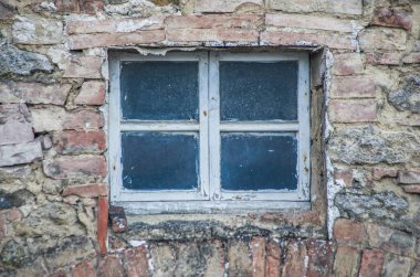 Avrupa 'nın ortaçağ tarihi binalarının ahşap ve cam kapıları, şehrin tarihi ve kültürü