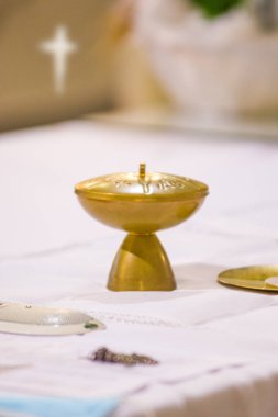 Kilisede şarap İsa 'nın kanı olur ve ev sahibi İsa' nın bedeni olur.