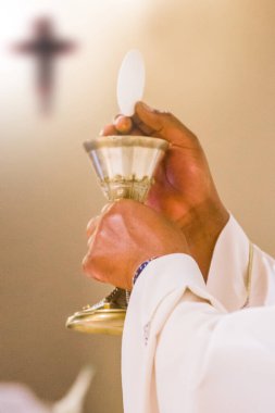 Ekmek, Papa 'nın ellerinde İsa' nın bedeni olur, Kutsal Babamız, şarap kan olur. 