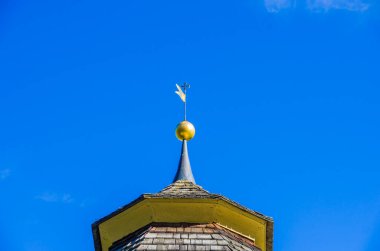 Kalenin girişi ve tahkimatı, güçlendirilmiş kapı, süslemeler, siperler, bayraklar ve armalar, vadi ve ormanlarla donatılmış arka plan