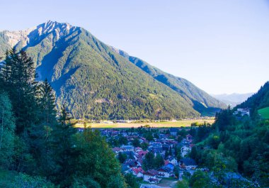 Beyaz taşları ve yeşil çayırları olan dağ vadisi nehirlerin ve köylerin altındaki ve altındaki yemyeşil ormanlar.