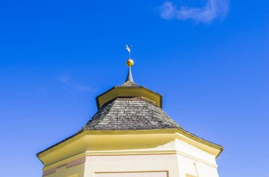 Kalenin girişi ve tahkimatı, güçlendirilmiş kapı, süslemeler, siperler, bayraklar ve armalar, vadi ve ormanlarla donatılmış arka plan