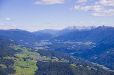 Beyaz taşları ve yeşil çayırları olan dağ vadisi nehirlerin ve köylerin altındaki ve altındaki yemyeşil ormanlar.
