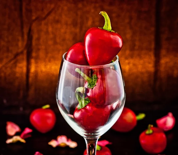 Röd hoade Chilipeppar i glas — Stockfoto