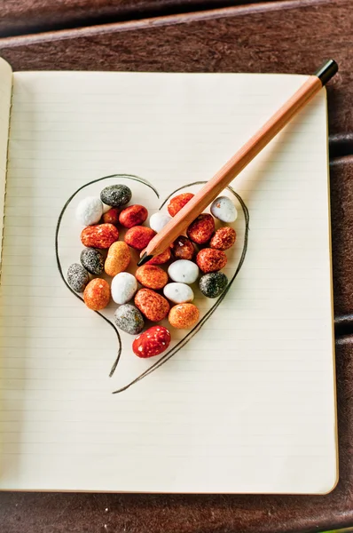 Hjärta, stenar och penna 1 — Stockfoto