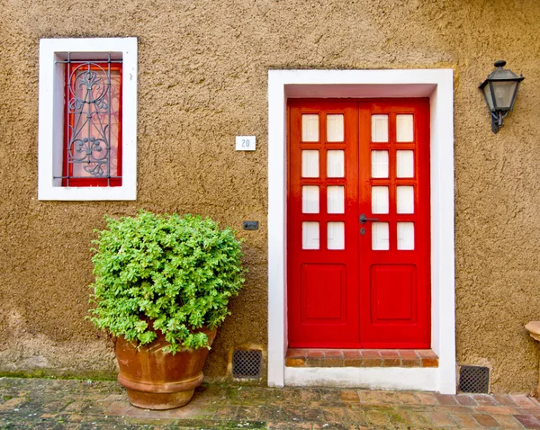 Röd dörr — Stockfoto