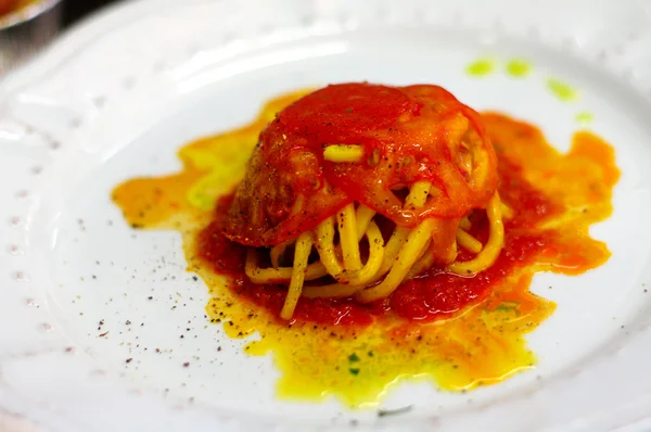 Spagetti domates sosu pachino içinde — Stok fotoğraf