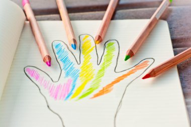mano colorata, matite colorate