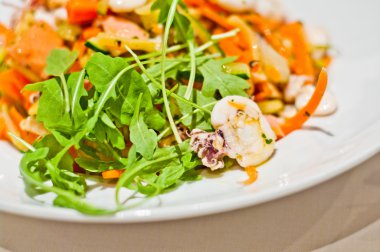 Deniz ürünleri salatası rucola ve küçük ahtapot 