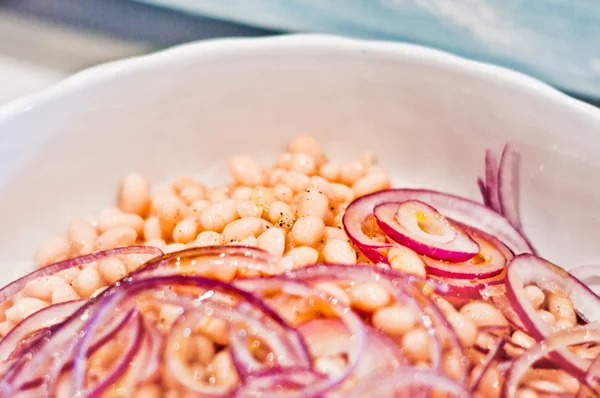 Fagioli al vapore conditi con cipolla cruda e olio extra vergine di oliva — Foto Stock