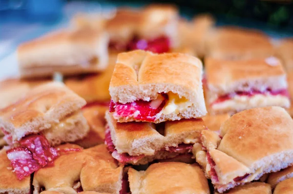 Focaccia caliente con salami y mantequilla salada — Foto de Stock