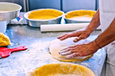 Lezzetli börek ve ev yapımı kekler yapmak için hamur işi