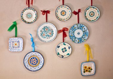 El ile süslenmiş tabaklar İtalya'da yapılan