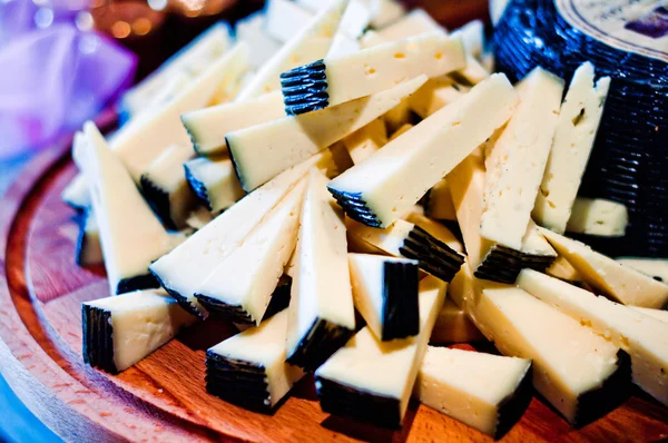 黒皮、典型的なイタリア チェからトスカーナのペコリーノ チーズ ストック写真