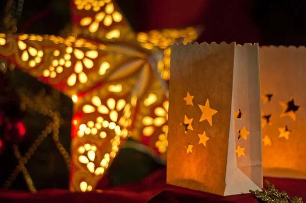 Dekoracje na Boże Narodzenie: gwiazdy, oświetlenie, świece i kulki — Zdjęcie stockowe