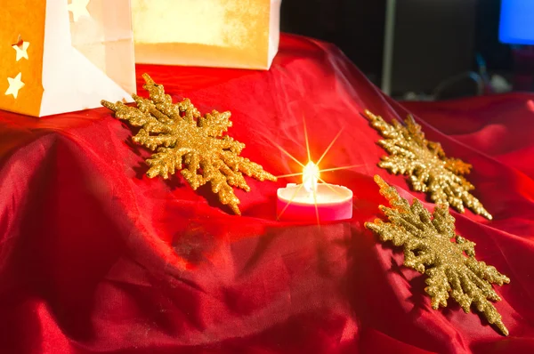 Decoraciones para Navidad: estrellas, luces, velas y bolas —  Fotos de Stock