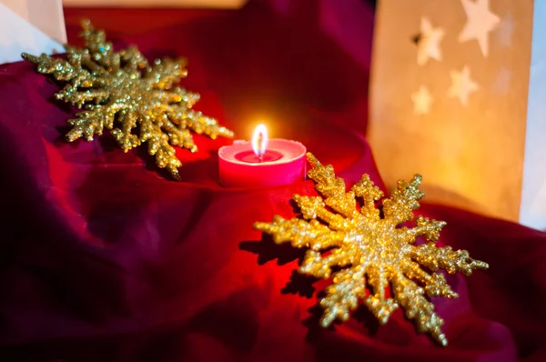Weihnachtsdekoration: Sterne, Lichter, Kerzen und Kugeln — Stockfoto