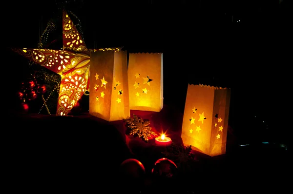 Decorações para o Natal: estrelas, luzes, velas e bolas — Fotografia de Stock