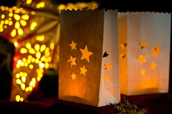 Украшения к Рождеству: звезды, огни, свечи и мячи — стоковое фото