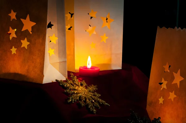 Украшения к Рождеству: звезды, огни, свечи и мячи — стоковое фото