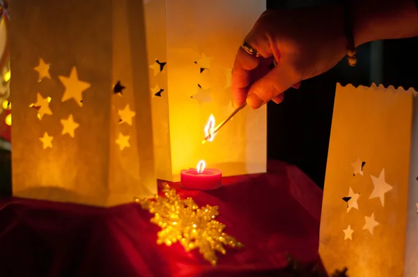 La mano che gira la luce del Natale — Foto Stock