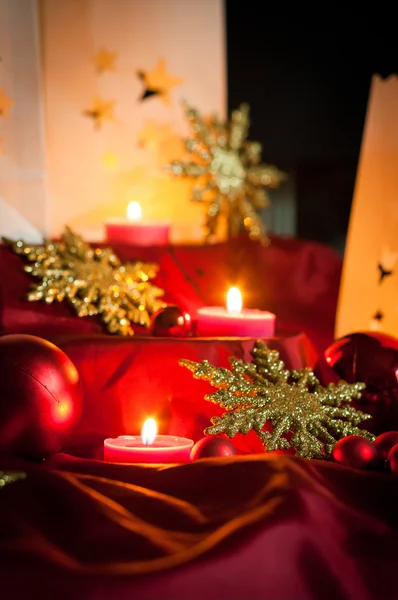 Decorazioni per Natale: stelle, luci, candele e palline — Foto Stock