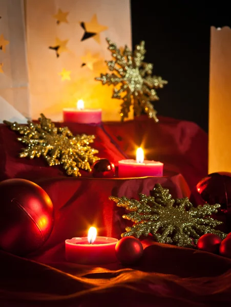 Weihnachtsdekoration: Sterne, Lichter, Kerzen und Kugeln — Stockfoto