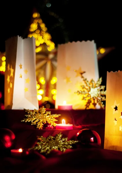 Decorazioni per Natale: stelle, luci, candele e palline — Foto Stock