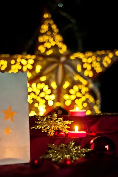 Decorazioni per Natale: stelle, luci, candele e palline — Foto Stock