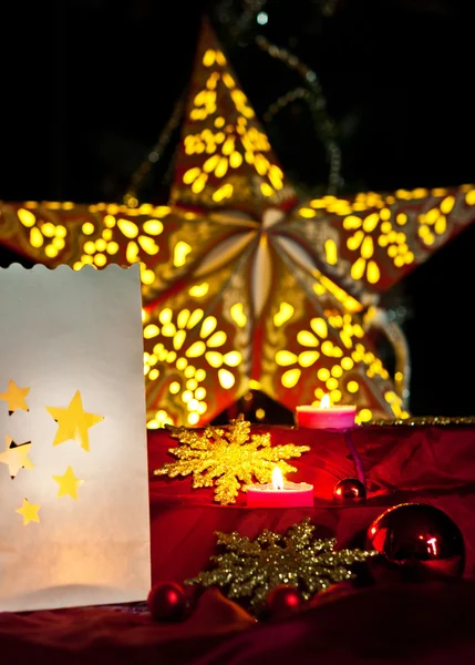 Décorations de Noël : étoiles, lumières, bougies et boules — Photo