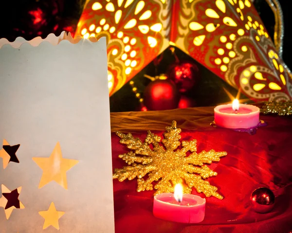 Décorations de Noël : étoiles, lumières, bougies et boules — Photo