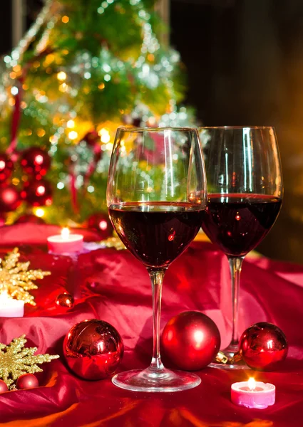 Вино и украшения на Рождество — стоковое фото