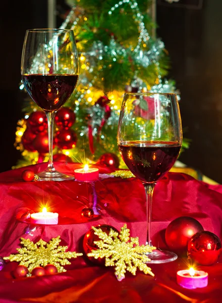 Вино и украшения на Рождество — стоковое фото
