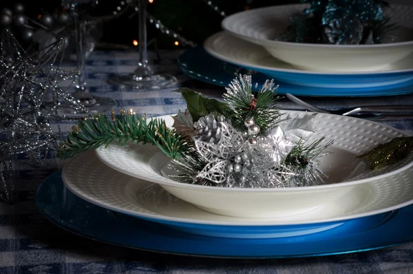 装飾ブルーとシルバーのクリスマス ディナーのテーブル — ストック写真