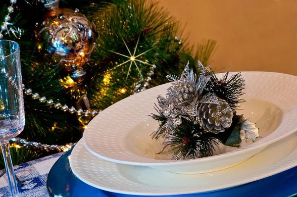 Conjunto de mesa para o jantar de Natal com decoração azul e prata — Fotografia de Stock